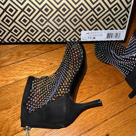 Charles David Afterhours shoes. Gorgeous studded heels - Picture 2 of 7
